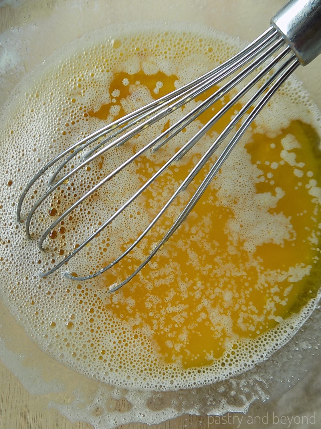 Olive oil, melted butter and vanilla extract are added into the egg mixture.