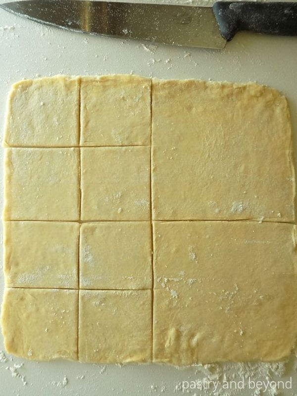 After cutting the dough into 4 equal pieces, making 4 small squares from 2 equal pieces.