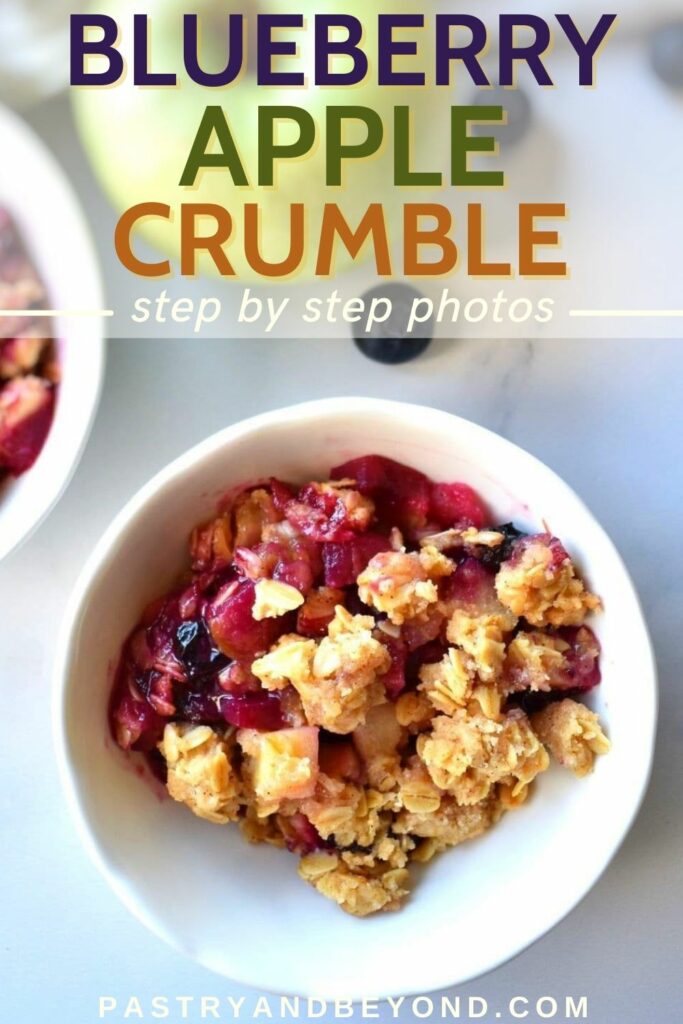 Apple blueberry crumble in serving bowls with text overlay.
